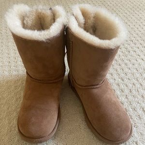 Barely worn Ugg boots youth size 5